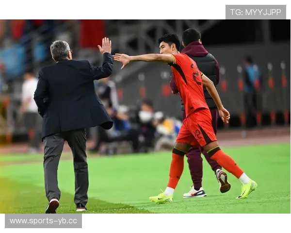 凌晨零点中国足球再度陷入风波 伊万科维奇遭遇球迷质疑与怒骂 凌晨零点中国足球再度陷入风波 伊万科维奇遭遇球迷质疑与怒骂