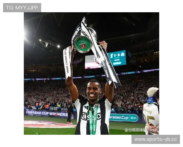 纽卡斯尔于当地二十九日举行联赛杯夺冠游行点燃全城庆祝热潮盛况