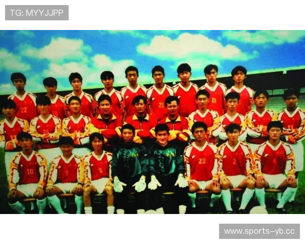 范志毅默唱国歌披国旗展现荣耀时刻 2002年国足经典场面铭刻历史