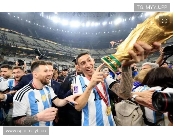 迪马利亚晒与梅西手捧大力神杯的AI漫画图谱回忆荣耀时刻